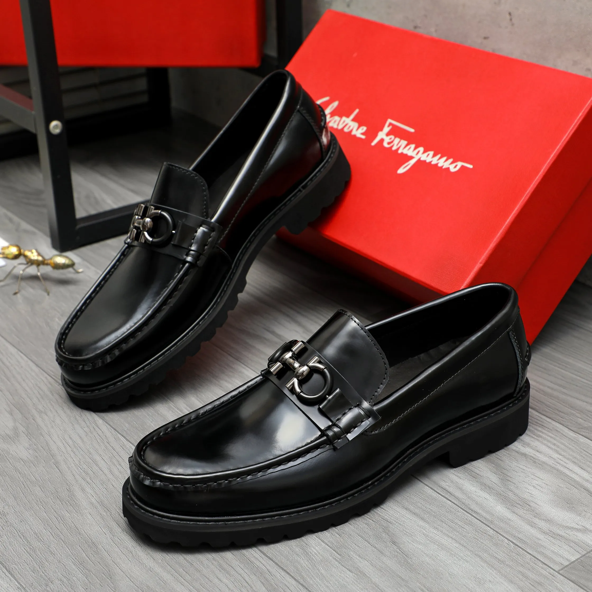 Men's shoes 💰442 Product trademark: Ferragamo "Ferragamo" business formal leather shoes Regular size: 38-46 (45.46 custom-made and non-returnable) Product materials: Selected pearlescent cowhide upper, cowhide lining, non-slip rubber outsole